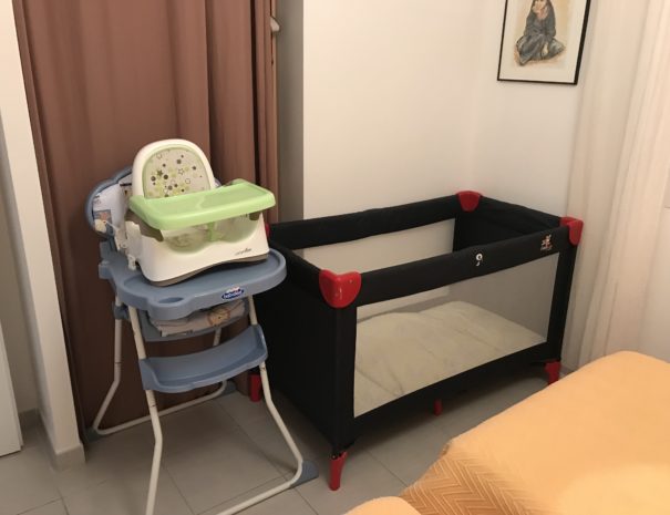 lit bébé disponible sur demande (hors draps)